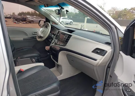 2012 Toyota Sienna Se 8 Passenger z USA, uszkodzony, nr VIN 5TDXK3DC7CS243837